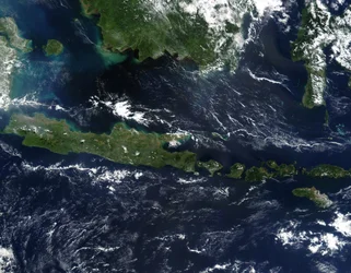 Waarheidsgetrouw satellietbeeld van Indonesië midden mei 2002. Omdat het brandseizoen nog niet volledig aan de gang was in de regio, zijn de luchten boven het eiland Borneo, Maleisië aan de noordwestkust, relatief helder.
